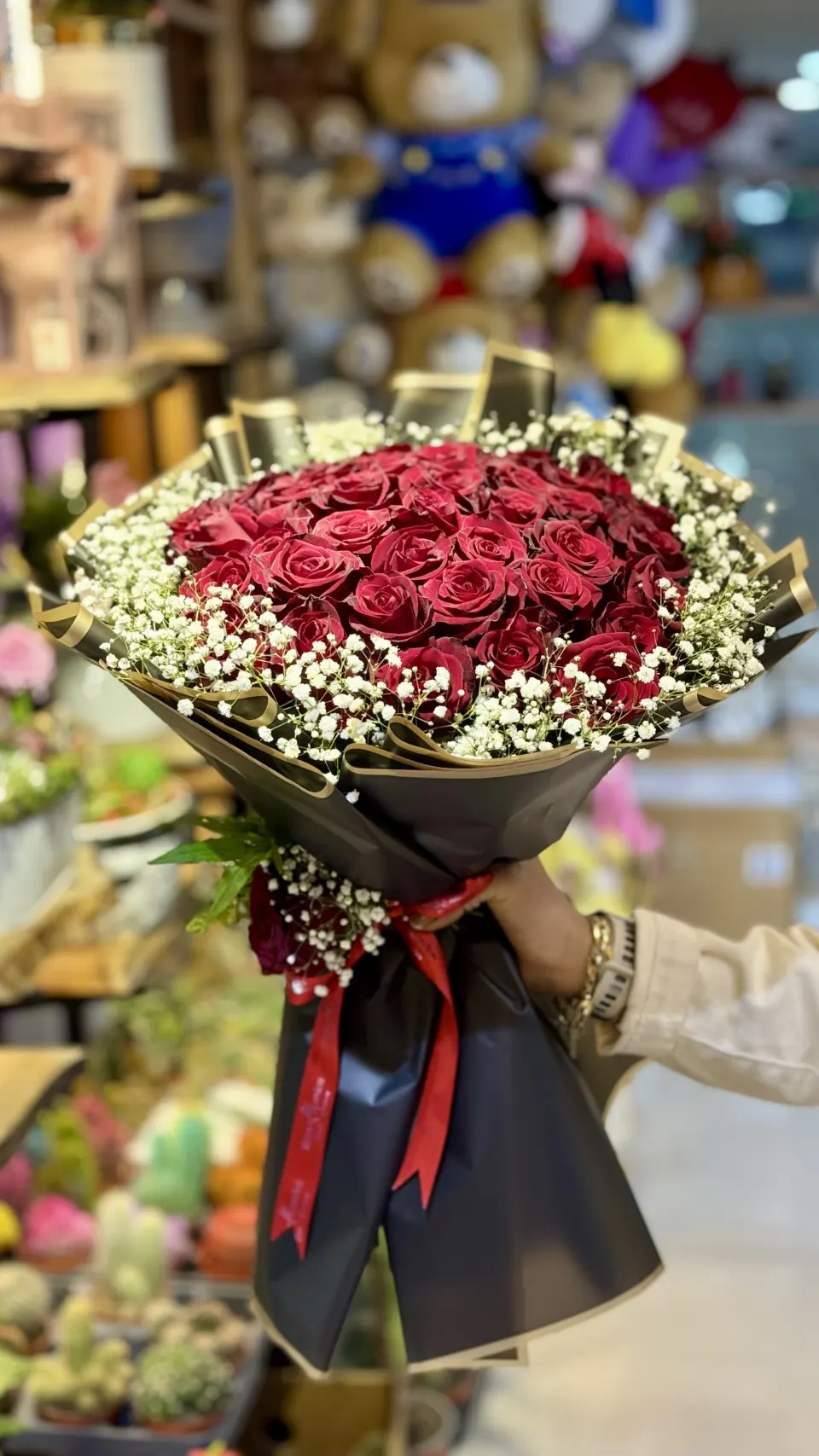 Kral Kırmızı Gül ve Cipso — Siyah Altın